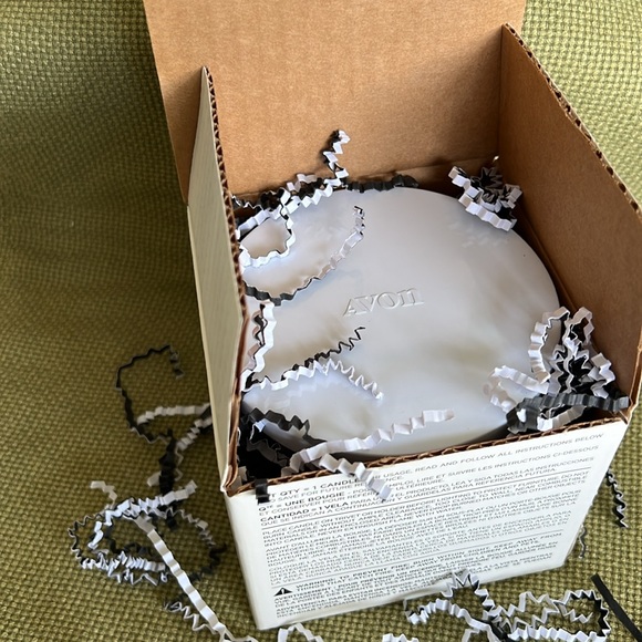 Lavender Candle by Avon NEW in box great for gift giving ready to wrap and give. - Picture 5 of 5